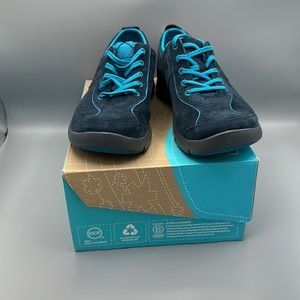 NIB DANSKO NAVY BLUE SUEDE TENNIS SHOES/WALKING SHOES. SIZE 10.